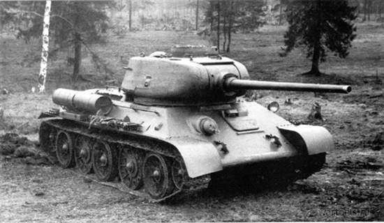 Опытный средний танк Т-34-85 с 85-мм орудием Д-5