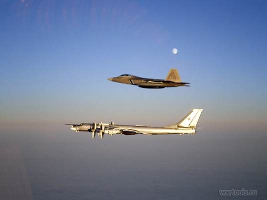 F-22 сопровождает российский самолет Ту-95, пролетающий вблизи Аляски