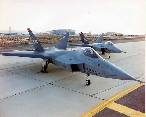 Пара прототипов YF-22 с двигателями GE YF120 и P&W YF119