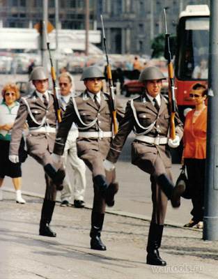 Смена караула, вооружённого СКС 1990, ГДР