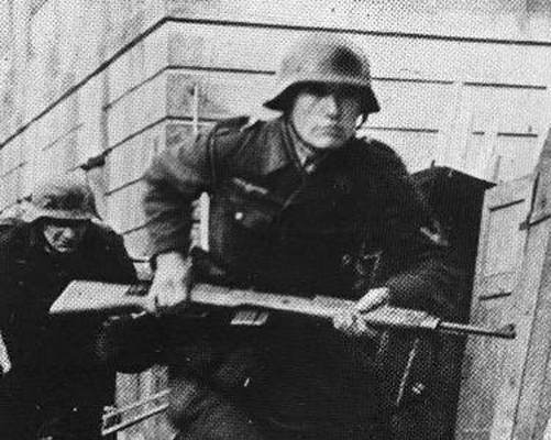 Немецкий солдат вооруженный полуавтоматической винтовкой Gewehr 43