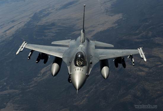 Истребитель F-16 Fighting Falcon