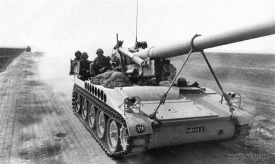 Самоходная артиллерийская установка М107 выдвигается на огневую позицию