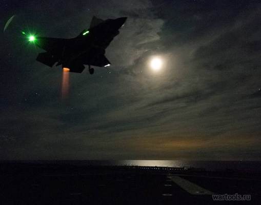 Ночная посадка истребителя-бомбардировщика пятого поколения Lockheed Martin F-35 Lightning II