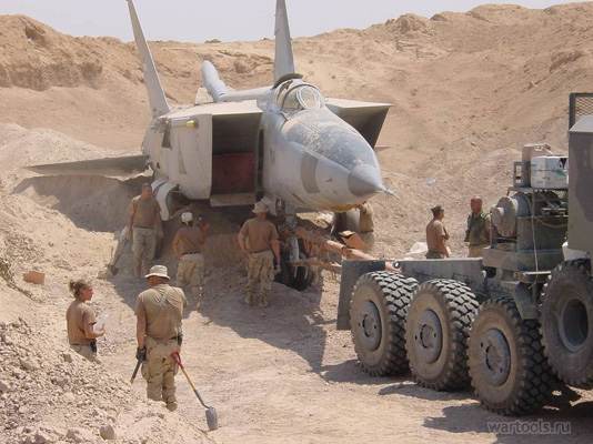 МиГ-25РБ ВВС Ирака, извлеченный американцами из песка на авиабазе Аль-Такка