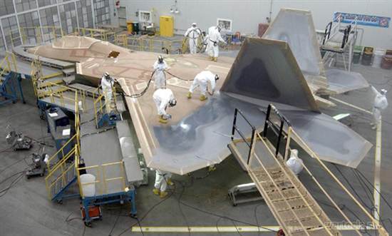 Покраска первого серийного F-22 на заводе Lockheed Martin