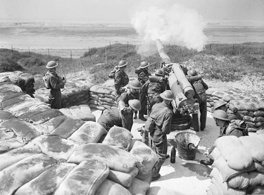 Британские солдаты ведут огонь из 4-дюймового орудия Mk IX близ Ливерпуля (август 1940)