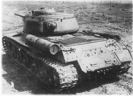 КВ-85. Вид с кормы танка.