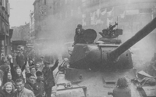 1945. Танк ИС-2 на улице города Моравская Острава в Чехословакии
