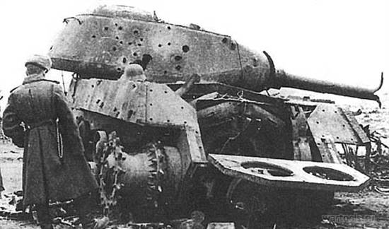 Красноармейцы рассматривают подбитый немецкой артиллерией танк ИС-2.