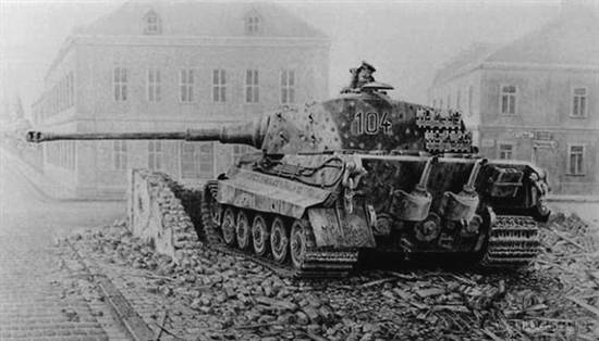 PzKpfw VI Ausf. B Занял боевую позицию