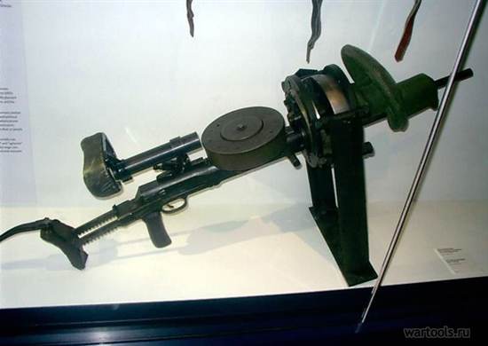 Пулемёт Дегтярёва танковый с прицелом и бронемаской в. музее Бундесвера.