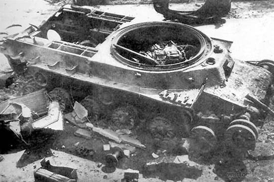 Танк ИС-2 подбитый и сгоревший на одной из улиц Берлина.