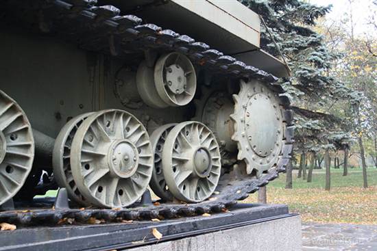Ходовая часть танка КВ-85, опорные катки, поддерживающий каток и ведущее колесо.