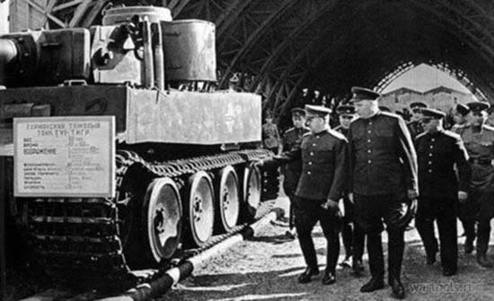 Маршалы Советского Союза Г. К. Жуков и К. Е. Ворошилов осматривают трофейный танк «Тигр», 1943 год
