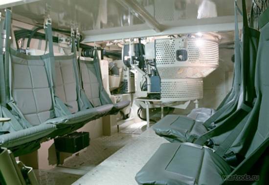 Внутри отделения для десанта БТР-90
