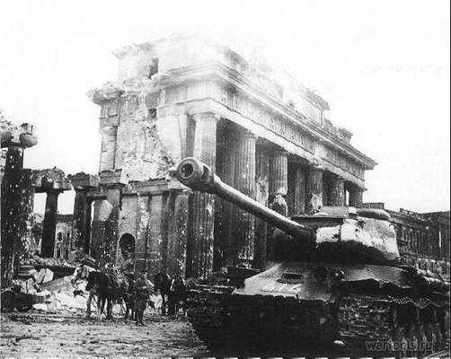 Советский тяжёлый танк ИС-2 в Берлине 1945
