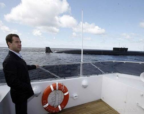 Дмитрий Медведев на фоне уникального подводного ракетного крейсера "Юрий Долгорукий"