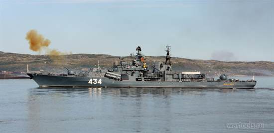 Эсминец Адмирал Ушаков ведёт огонь из носового орудия