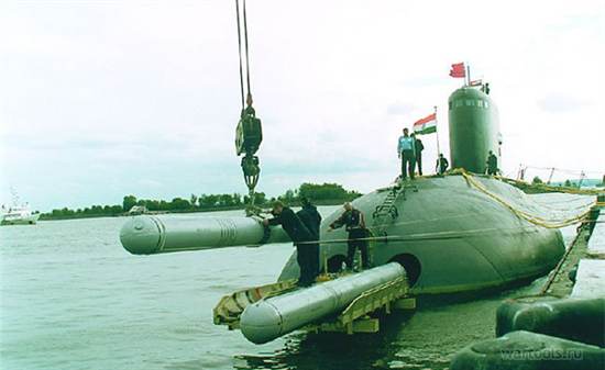 Погрузка ракет комплекса Club-S в торпедный аппарат индийской ПЛ