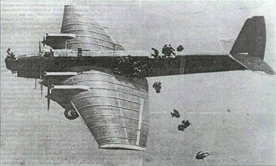 Десантирование с крыла самолёта на манёврах в Киевском военном округе 1935 год