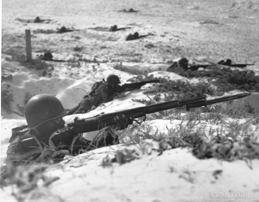 Американские пехотинцы в окопах с M1 Garand