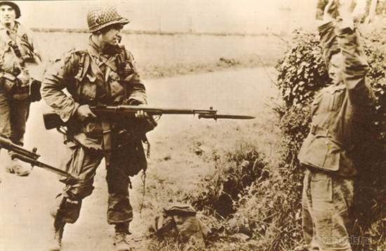 Америкаснкий морской пехотинец с M1 Garand в Нормандии