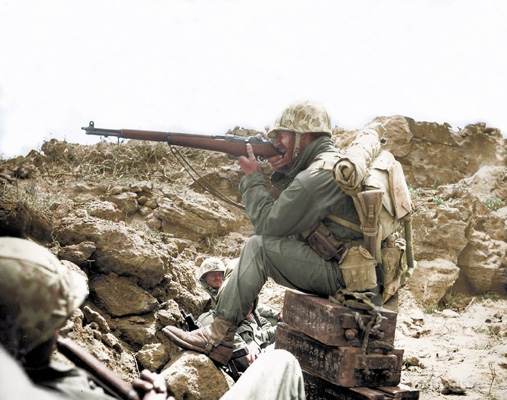 Американский морской пехотинец прицеливается из винтовки M1 Garand