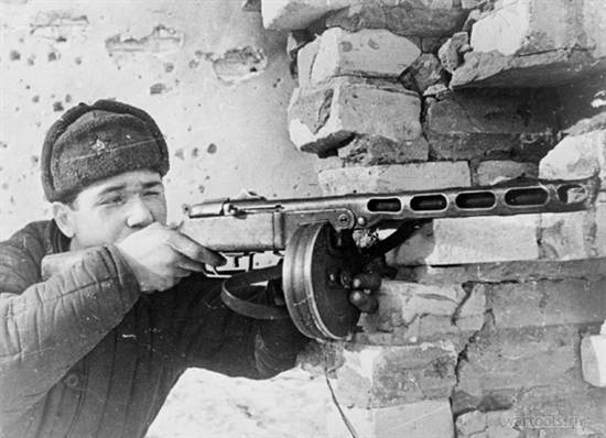 Неизвестный советский автоматчик с ППШ-41 во время боев за Сталинград