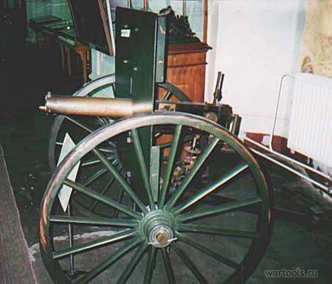 Максим 1895 г. на крепостном колесном лафете с броневым щитом.