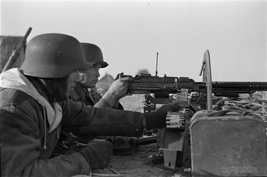 Немецкие солдаты с трофейным ДС-39