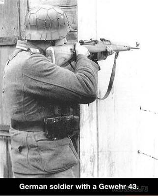Немецкий солдат c самозарядной винтовкой Gewehr 43.