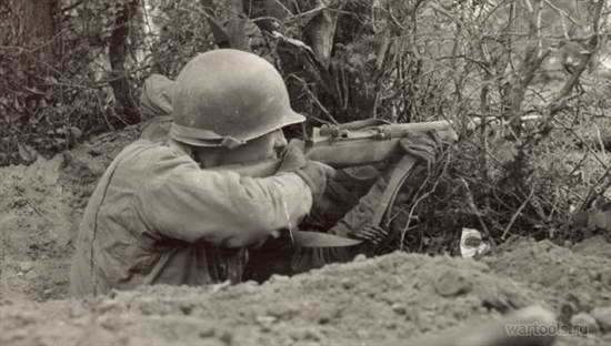 Морской пехотинец США с самозарядной винтовкой M1 Garand