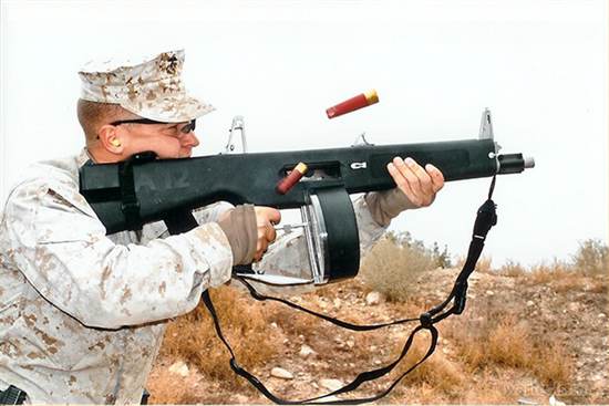 Морской пехотинец армии США ведёт огонь из AA-12