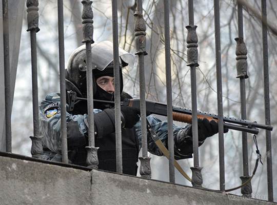 Сотрудник «Беркута» с ружьём Форт-500 (Киев, 19 января 2014)