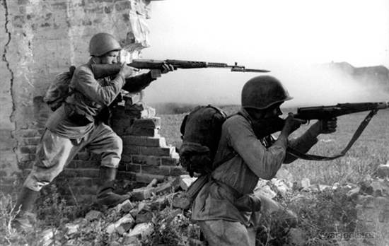 Советские солдаты ведут огонь из винтовок СВТ.