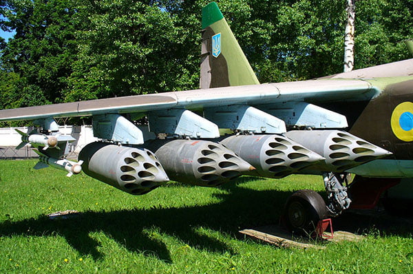 НАРы и ракеты Р-60 на пилонах под крылом Су-25