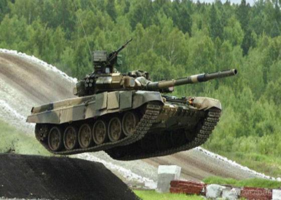 Танк Т-90 в прыжке